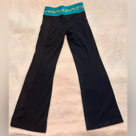 Kirkland Signature reversible yoga flare leg pants small regular - Picture 7 of 8
